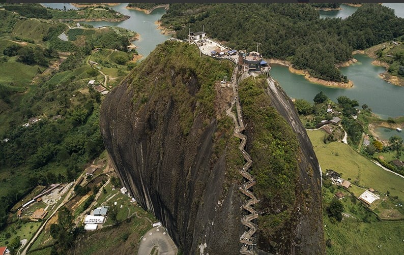 El costo de entrada a la cima de la Piedra del Peñol es de 35.000 pesos, con servicios de descanso e hidratación - crédito Alcaldía Municipal de Guatapé