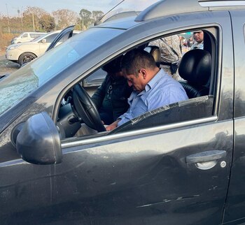 Dos militares del Ejército peruano, en total estado de ebriedad, durmiendo dentro de un auto negro. Son sospechosos de haber disparado contra un colega con quienes libaban licor
