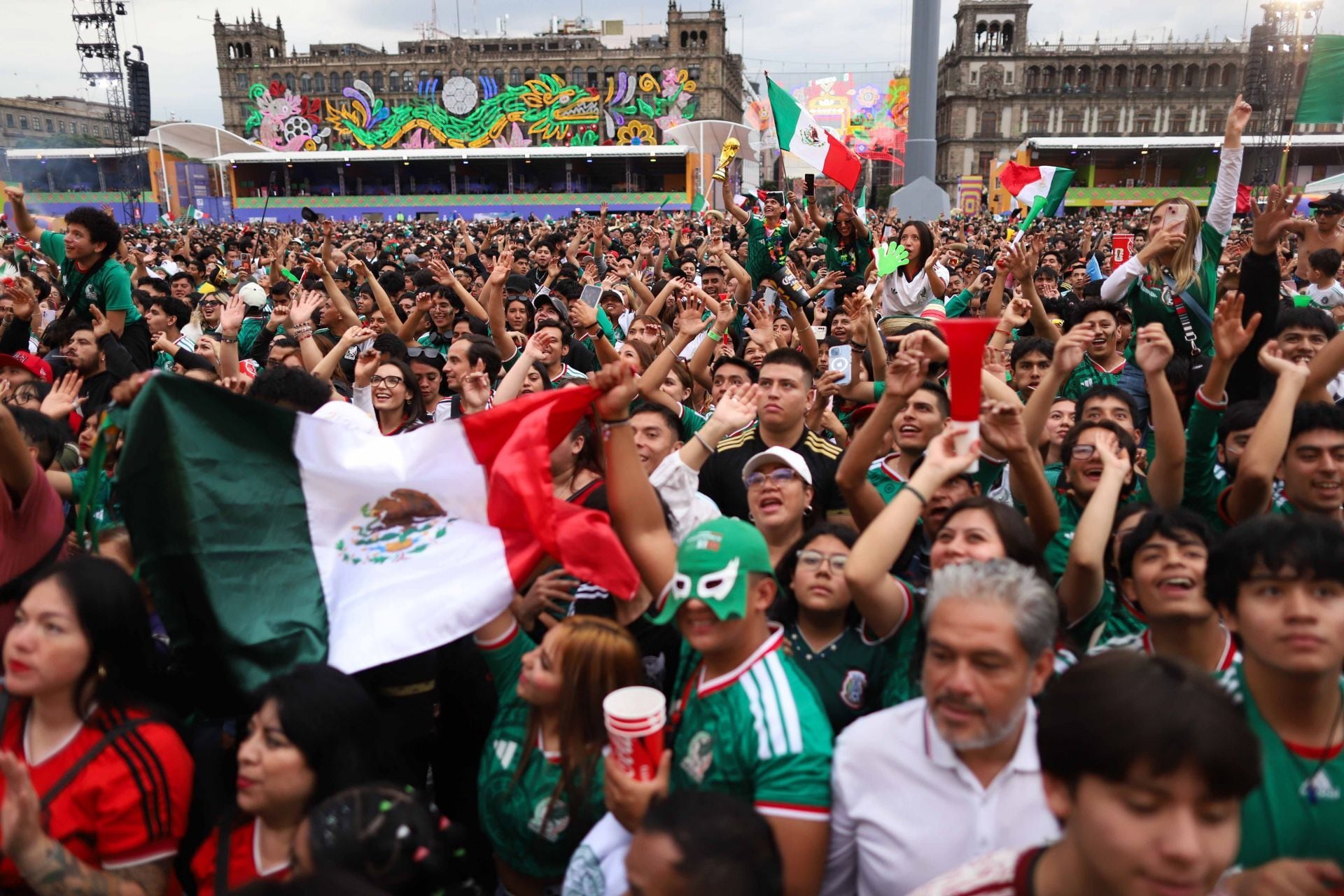CIUDAD DE MÉXICO, 24JUNIO2026.- México que venció a Chequia y cerró Fase durante la Copa del Mundo 2026, luego de ganarle 3-0 a la Selección de Chequia en el Estadio Ciudad de México. En la imagen , aficionados apoyan en el FIFA Fan Fest en el Zócalo a la Selección Mexicana al inicio del partido. FOTO: GRACIELA LÓPEZ/CUARTOSCURO.COM