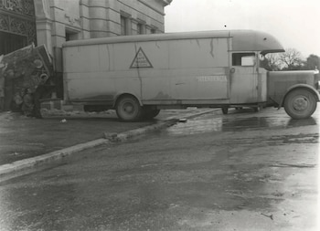 Traslado y depósito de objetos de arte del Museo de Arte de Catalunya para instalar en la iglesia de Sant Esteve d'Olot, en noviembre de 1936. (AFB. Joan Vidal i Ventosa /Archivo Fotográfico de Barcelona)