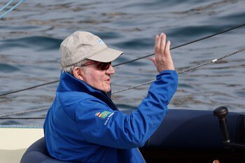 El rey Juan Carlos sale