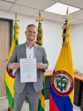 Dominic Wolf juró como ciudadano colombiano, un momento que marcó uno de los pasos más importantes en su vida - - crédito dominiccolombia / Instagram