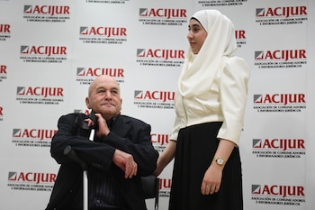 El ciudadano marroquí Ahmed Tommouhi y su hija, tras recibir conjuntamente el premio en la categoría ‘Puñetas Periféricas’, por demostrar su inocencia. (Fernando Sánchez / Europa Press)