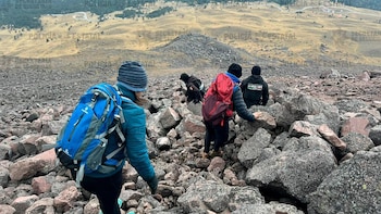 Policías Estatales rescataron a dos adultos y una menor que se extraviaron en su ascenso al Nevado de Toluca