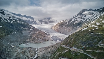 La carretera de montaña que conquistó James Bond: a 2.400 metros de altura y junto al glaciar más grande de los Alpes uraneses
