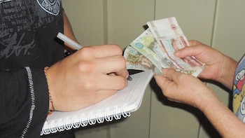 Hogares con ingresos mínimos recurren al crédito informal o ‘gota a gota’ para cubrir deudas, según Anif