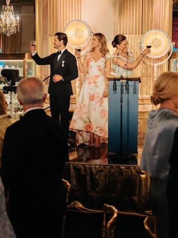 El príncipe Felipe, la princesa Magdalena y la princesa Victoria de Suecia (Kungahuset).