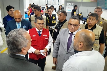 Ministro Santiváñez visitó al policía
