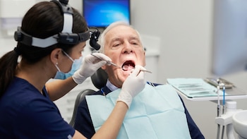 Qué relación existe entre la pérdida dental y el deterioro cognitivo en los adultos mayores según una revisión