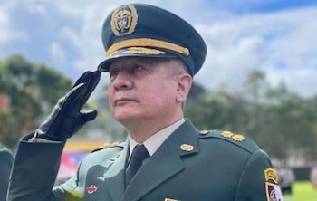 El decreto señala que Olveiro Pérez Mahecha acumuló más de 38 años de servicio en el Ejército y seguirá en pagaduría durante tres meses - crédito Ejército Nacional