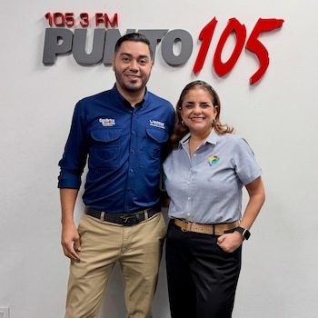 Omar Belloso, ejecutivo comercial de Sports and Events, y Emilia Flores de Rivera, directora general de Linda Travel, durante la entrevista, sobre los paquetes para asistir al Mundial 2026 (Cortesía Diana Verónica y Tony).