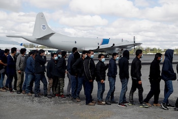 Ciudadanos guatemaltecos deportados desde la ciudad de Harlingen, Texas (EE.UU.), en una fotografía de archivo. EFE/Esteban Biba