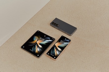 El Samsung Galaxy Z Fold 4 cuenta con una pantalla principal interior plegable Dynamic AMOLED 2X de 7.6 pulgadas.
Samsung Electronics/Handout via REUTERS