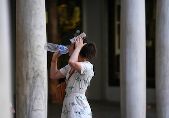 Una mujer bebiendo agua por las altas temperaturas. (María José López/Europa Press)
