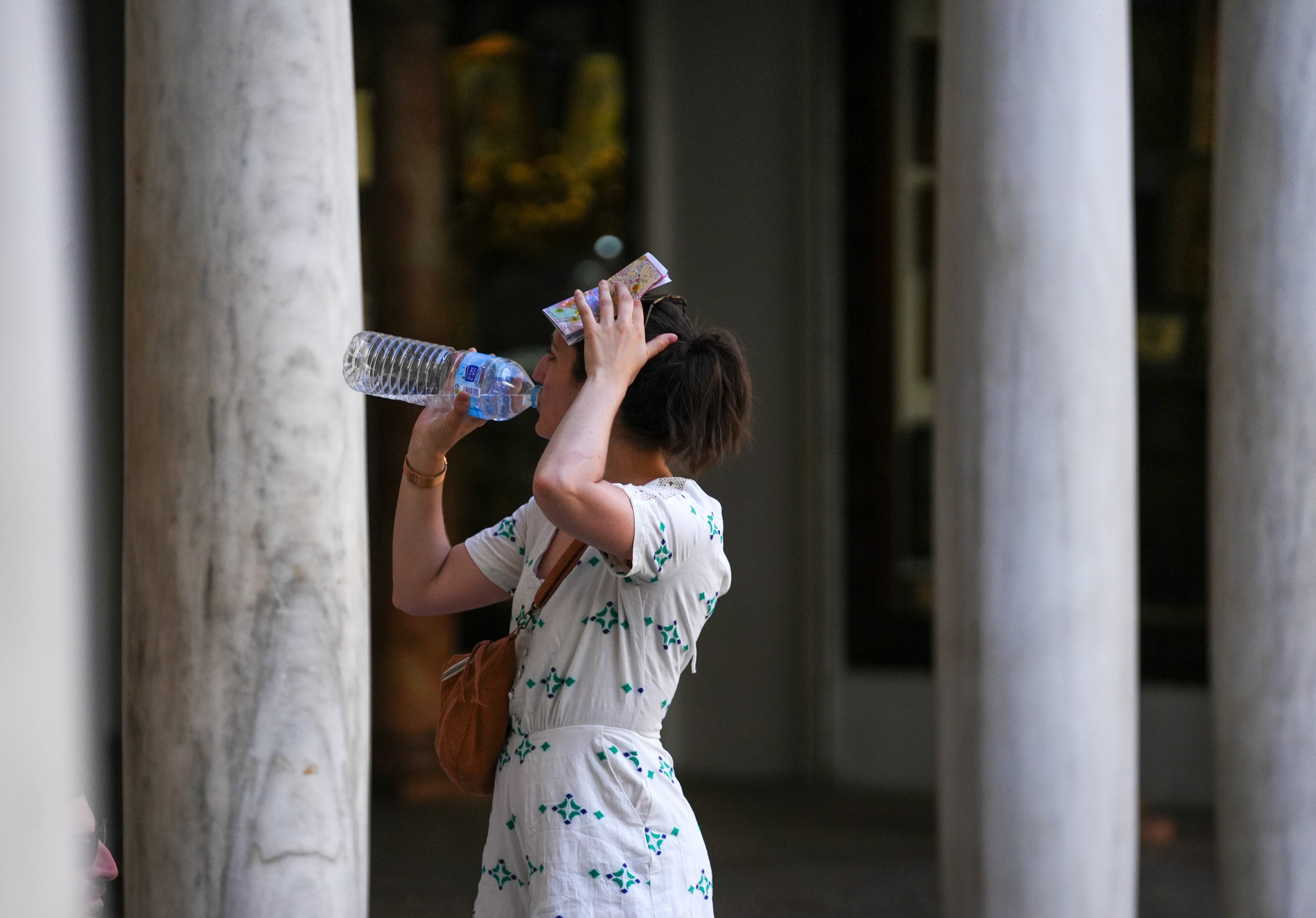 Una mujer bebiendo agua por las altas temperaturas. (María José López/Europa Press)