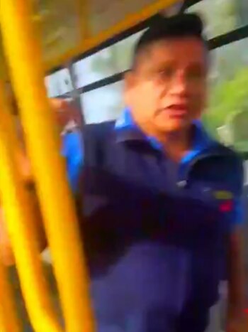 Violento video: un colectivero amenazó con un cuchillo a los pasajeros