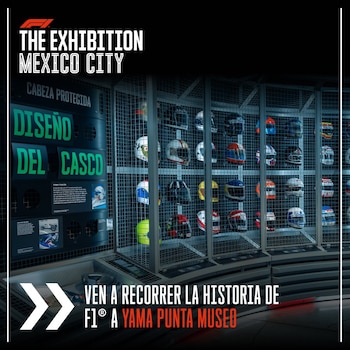 Colección de cascos de Fórmula 1 en exhibición sobre estantes de rejilla metálica, con paneles informativos y logotipos de F1