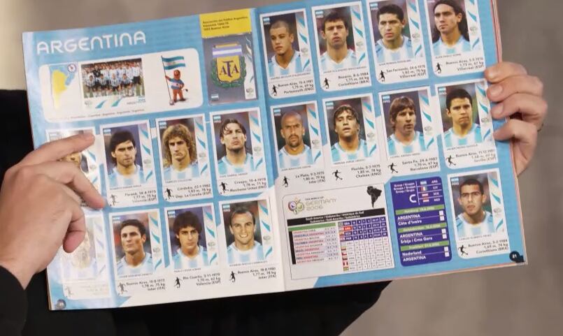 El álbum físico de figuritas del Mundial se consolida como un ritual de socialización y herencia generacional entre niños y adultos (Infobae)