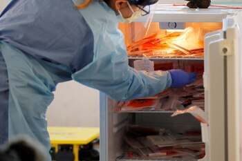 Personal médico almacena kits de