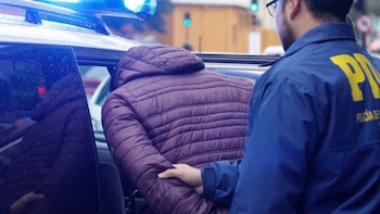 Dejaron en prisión preventiva a un padre y su pareja, acusados de matar a una niña de dos años en Chile