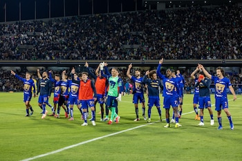 El técnico de Pumas dejó clara su postura al no responsabilizar a los árbitros, tras imponerse en el Clásico Capitalino. (Foto: Diego Cedrix)