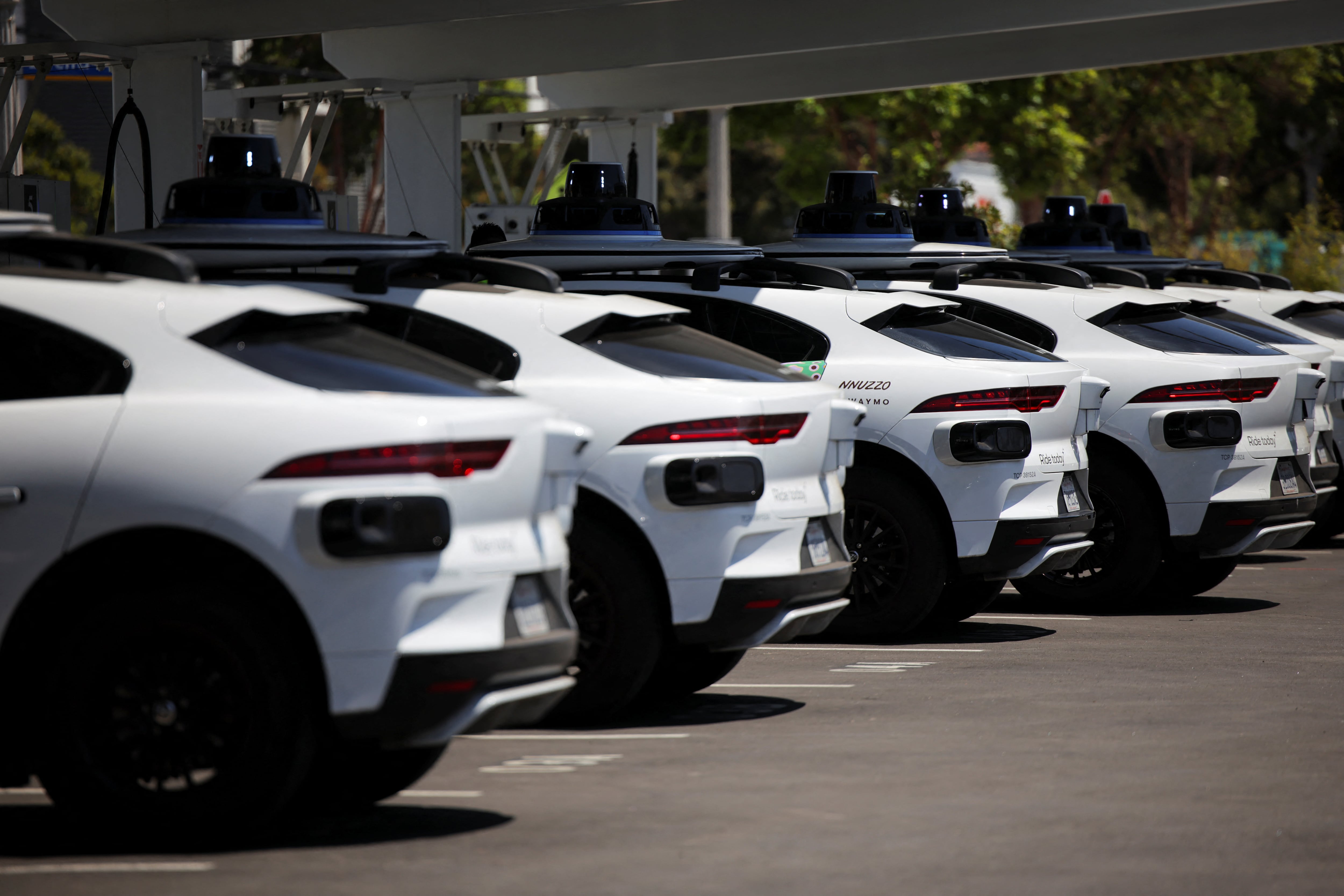 La actualización remota de software solucionó el problema en menos de dos semanas, sin requerir intervención de los usuarios ni suspensión de servicios. (REUTERS/Daniel Cole)