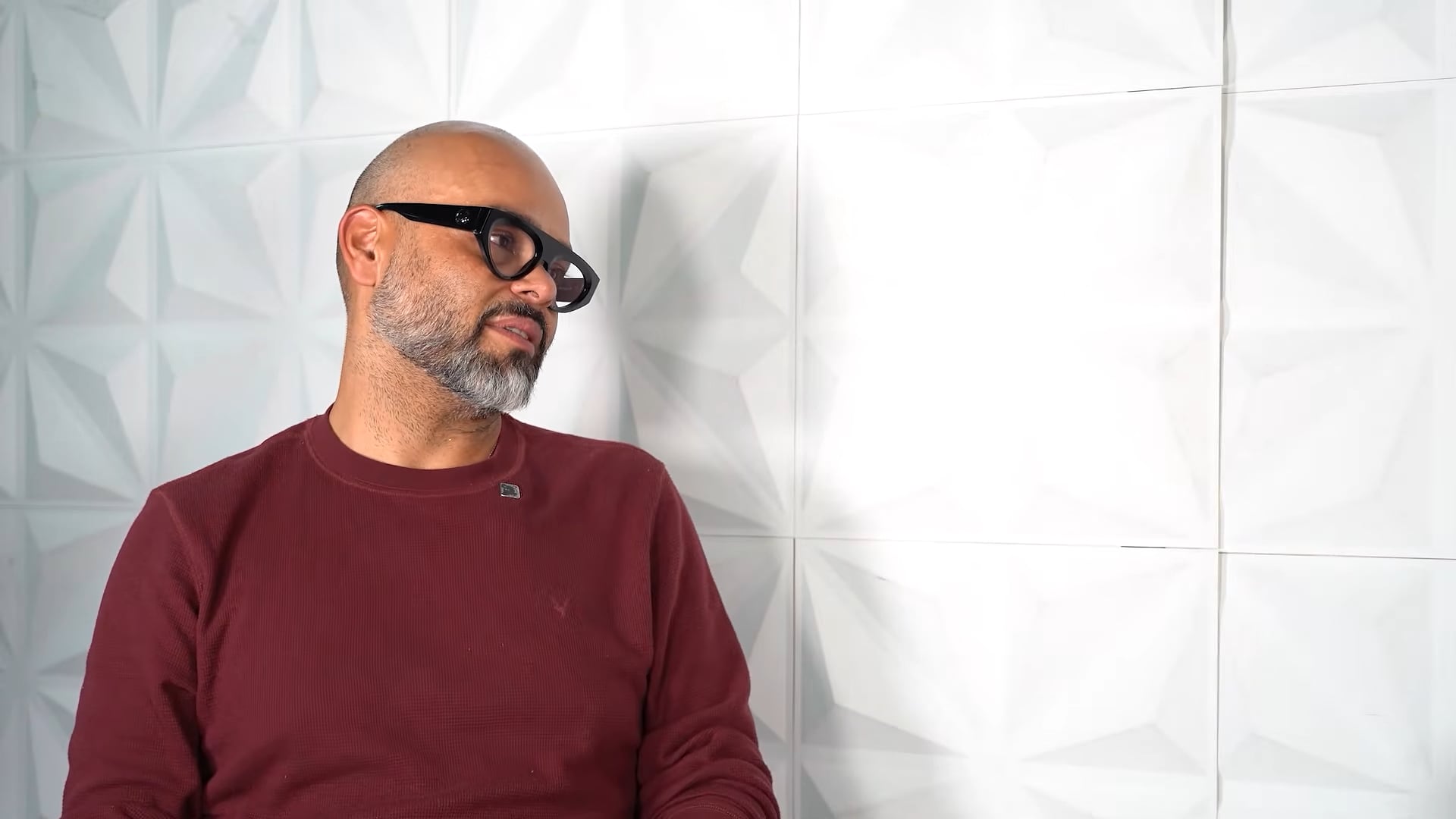 El presentador compartió cómo la discriminación y la exclusión marcaron su juventud, y cómo el diálogo familiar lo ayudó a sanar - crédito captura de pantalla Sinceramante Cris / YouTube