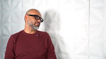 El presentador compartió cómo la discriminación y la exclusión marcaron su juventud, y cómo el diálogo familiar lo ayudó a sanar - crédito captura de pantalla Sinceramante Cris / YouTube