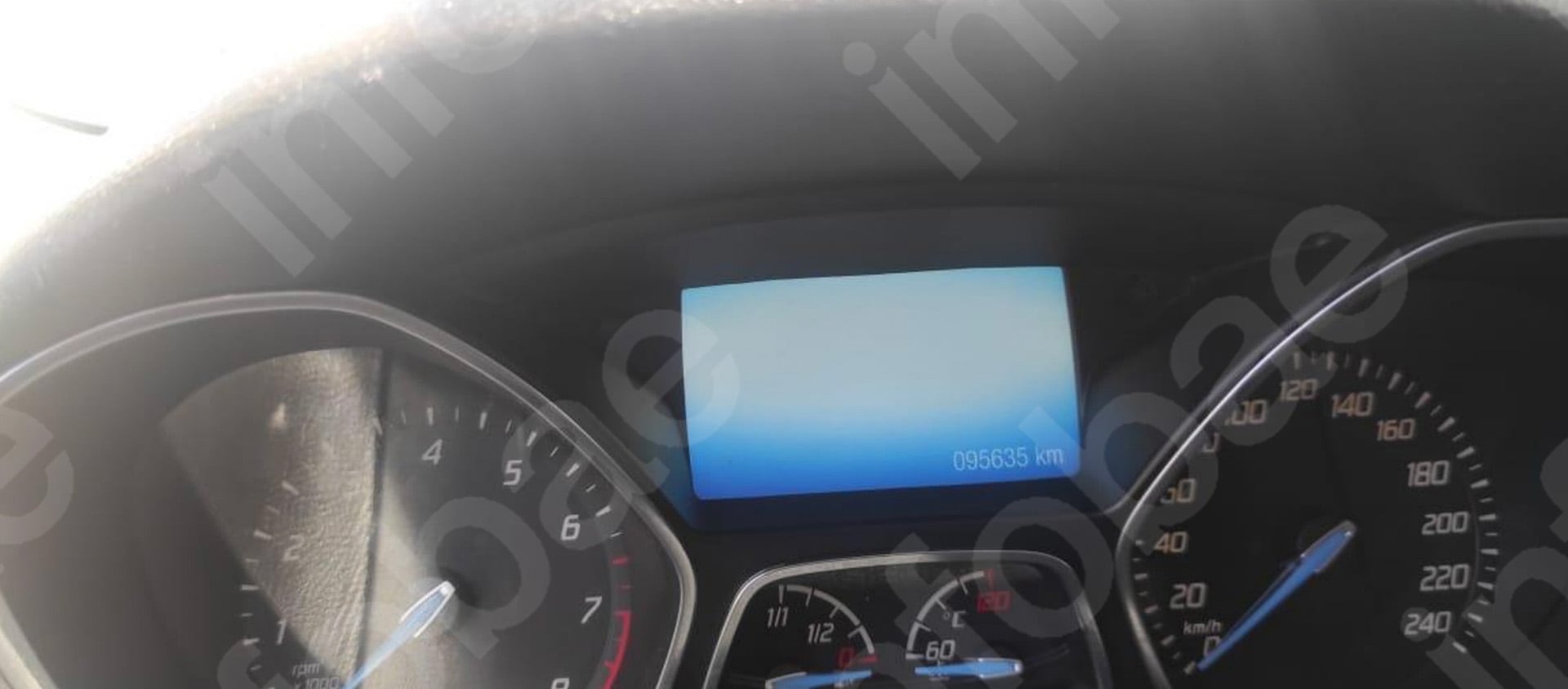 El panel de instrumentos del automóvil registra un recorrido acumulado de 95.635 kilómetros en su pantalla digital central. Imagen del informe pericial (Poder Judicial)