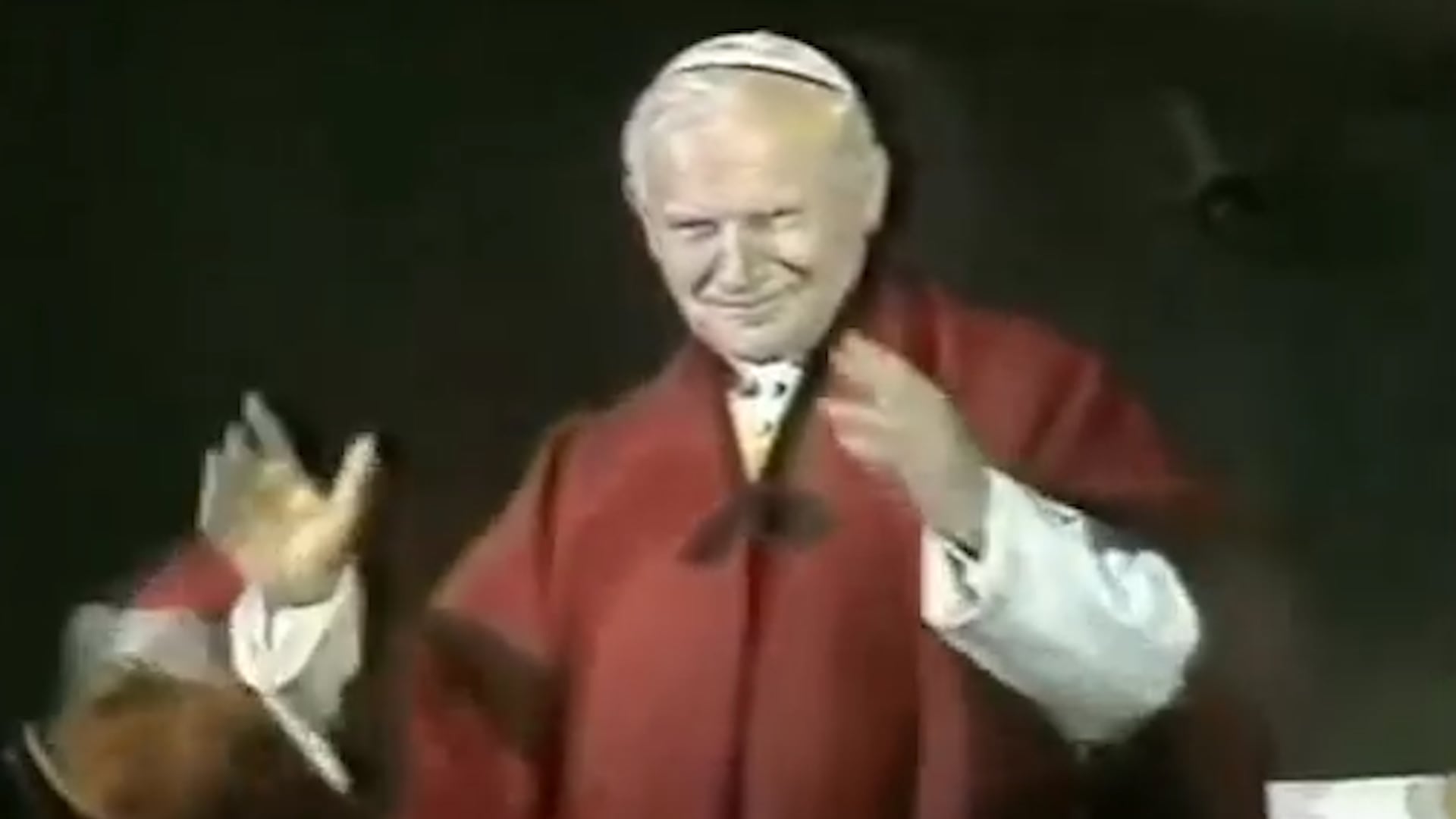 Juan Pablo II con un poncho salteño. El sumo pontífice visitó 10 provincias argentinas durante su viaje