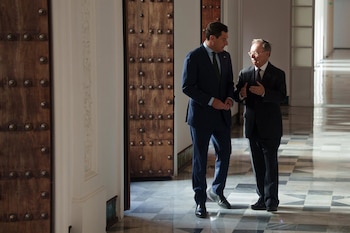 01/10/2026 El presidente de la Junta de Andalucía, Juanma Morenos (i) y el presidente de la Ciudad Autónoma de Ceuta, Juan Jesús Vivas (d) durante el encuentro del día de hoy. A 1 de octubre de 2026 en Sevilla, Andalucía (España). El presidente de la Junta de Andalucía, Juanma Moreno, mantiene en el Palacio de San Telmo, en Sevilla, un encuentro con el presidente de la Ciudad Autónoma de Ceuta, Juan Jesús Vivas, para abordar asuntos de interés común entre Andalucía y Ceuta.
POLITICA
Francisco J. Olmo - Europa Press