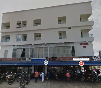 El colapso del edificio en el que funcionaba la Notaría 20 de Cali durante el terremoto de magnitud 7,4 dejó una mujer muerta, varios heridos y una operación de rescate aún abierta - crédito Google Maps