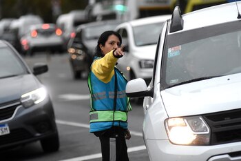 Por allá. Agentes de tránsito