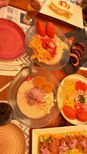 El cantante de BTS mostró una mesa con causa, arroz con mariscos, pulpo a la parrilla y postres peruanos.