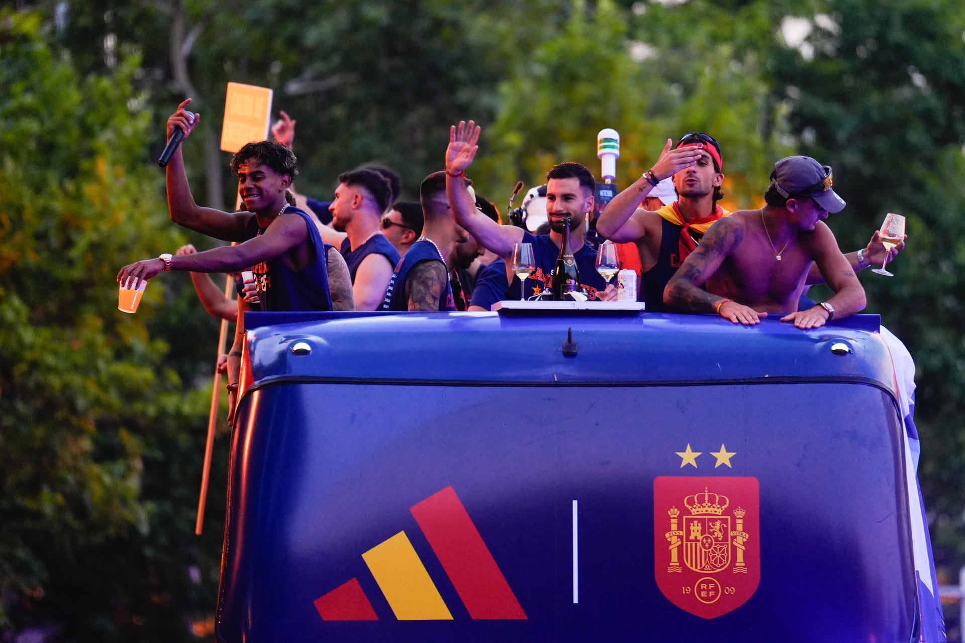 Los vinos de la celebración del Mundial: Ferran y Llorente brindan con un exclusivo tinto francés y con un champagne de 2.300 euros
