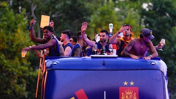 Los vinos de la celebración del Mundial: Ferran y Llorente brindan con un exclusivo tinto francés y con un champagne de 2.300 euros