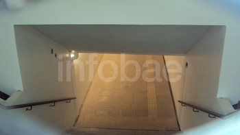 Se fracturó un hombro al caerse en las escaleras de un túnel peatonal: la Justicia culpó al municipio, pero le quitó parte de la indemnización