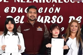 El presidente municipal entrega constancias