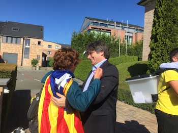 Una mujer con una bandera