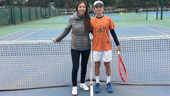 La promesa del tenis que superó un tumor, sufrió la pérdida de su padre y encontró en su mamá el sostén para soñar con ser profesional