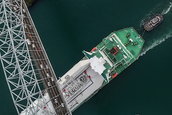 Un buque que transporta gas natural licuado navega bajo el puente Las Américas en el Canal de Panamá, el martes 24 de marzo de 2026, en Ciudad de Panamá. (AP Foto/Matías Delacroix)