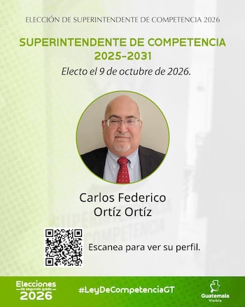 Seis hombres con vestimenta formal trabajan con computadoras portátiles y documentos alrededor de una mesa de madera en una oficina