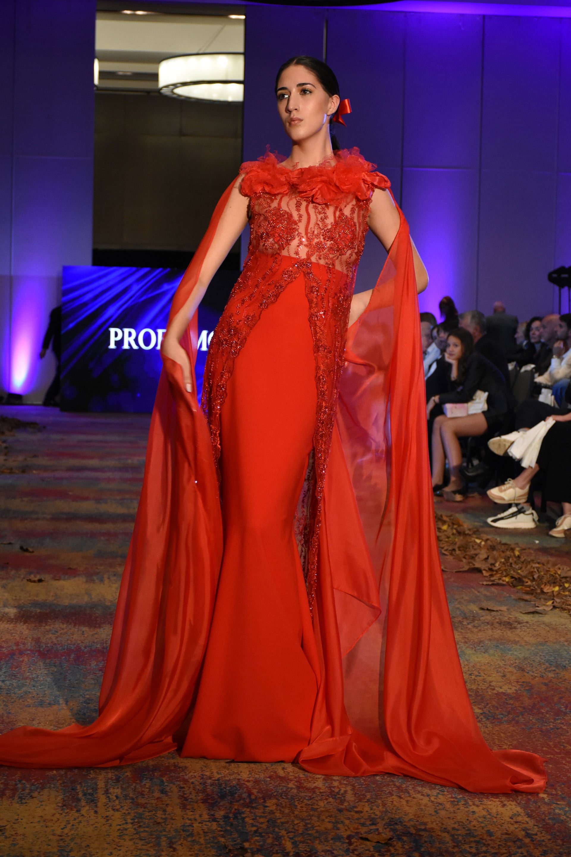 Delicados bordados, encajes, velados, transparencias y flores artesanales ilustraron el sello de la colección