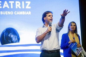 Luis Lacalle Pou junto a