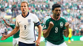 Harry Kane con camiseta blanca de Inglaterra y Raúl Jiménez con camiseta verde de México en un campo de fútbol, con público de fondo.