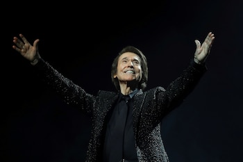 Foto de archivo del cantante Raphael, durante el concierto para celebrar 60 años de carrera en diciembre de 2020 en Madrid. EFE/Kiko Huesca