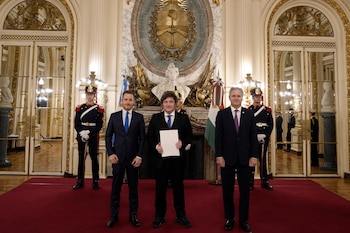 El presidente Javier Milei, acompañado por el canciller Pablo Quirno, recibe a un diplomático extranjero en un salón de la Casa Rosada