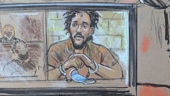 El Shafee Elsheikh se muestra en una pantalla durante la audiencia virtual en el Tribunal de Distrito de los Estados Unidos en Alexandria, Virginia, el 7 de octubre de 2020 (Bill Hennessy vía REUTERS)