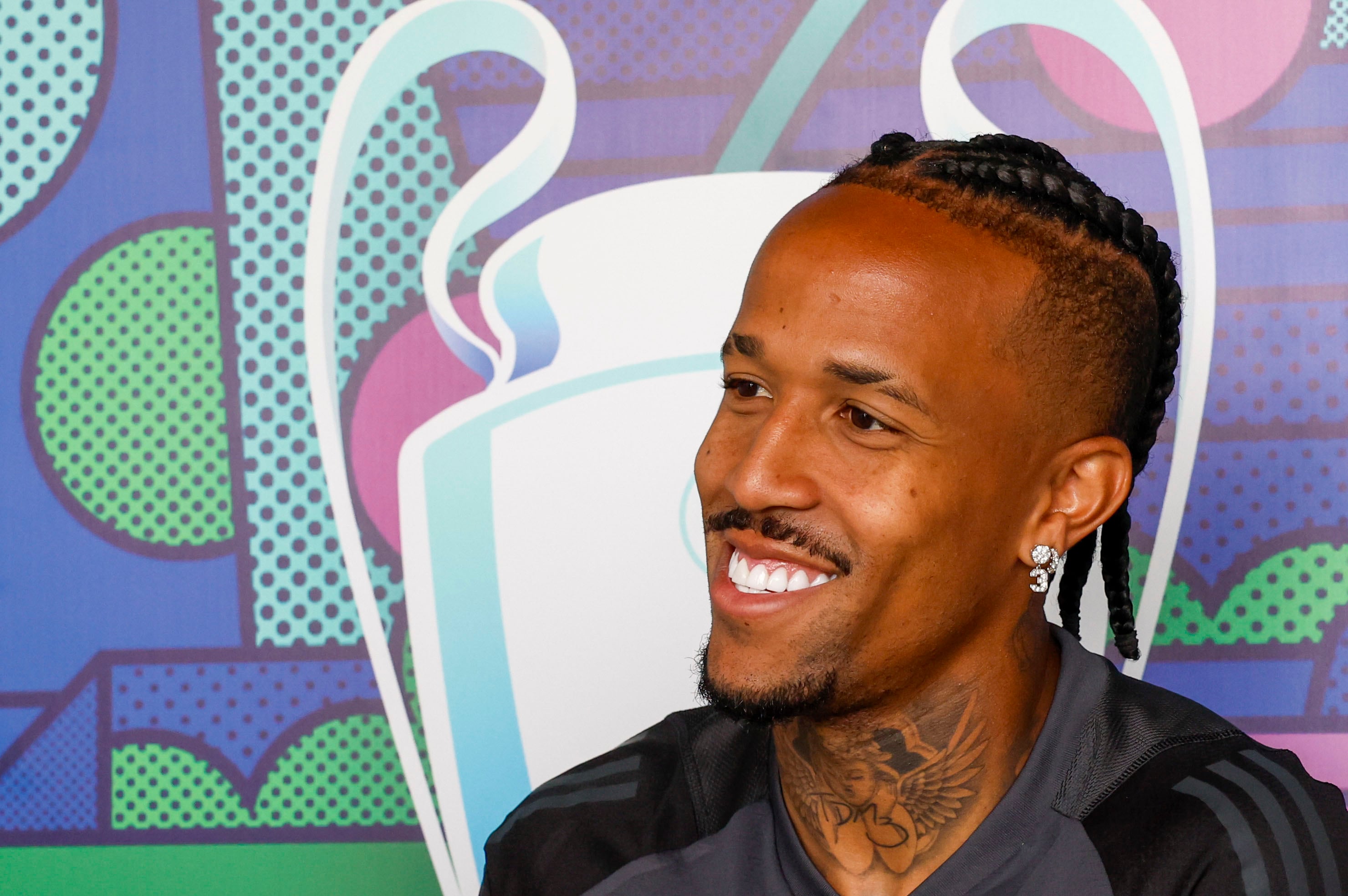 El defensor del Real Madrid rechazó los rumores y reafirmó su compromiso profesional y personal en un momento delicado (EFE/ J.J. Guillén)