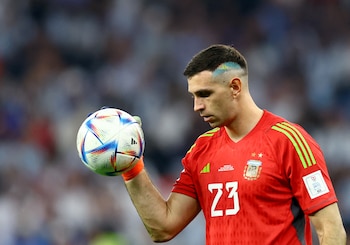 Dibu Martinez y su corte de pelo con los colores argentinos que lució en el partido de octavos de final del Mundial ante Australia (REUTERS/Carl Recine)